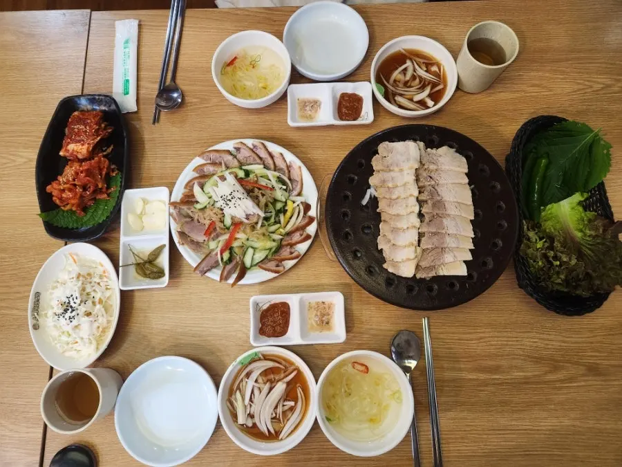 상차림과 야관문차가 놓인 테이블