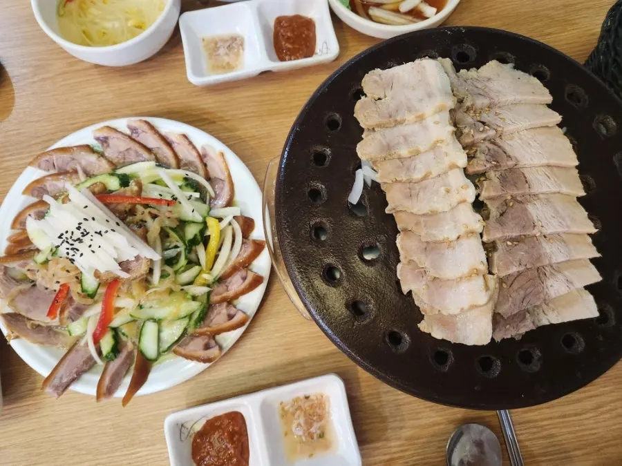 냉채족발과 화로 받침 위 보쌈 냉족세트