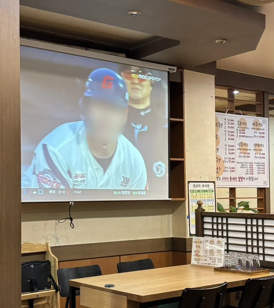 매장 내 대형스크린