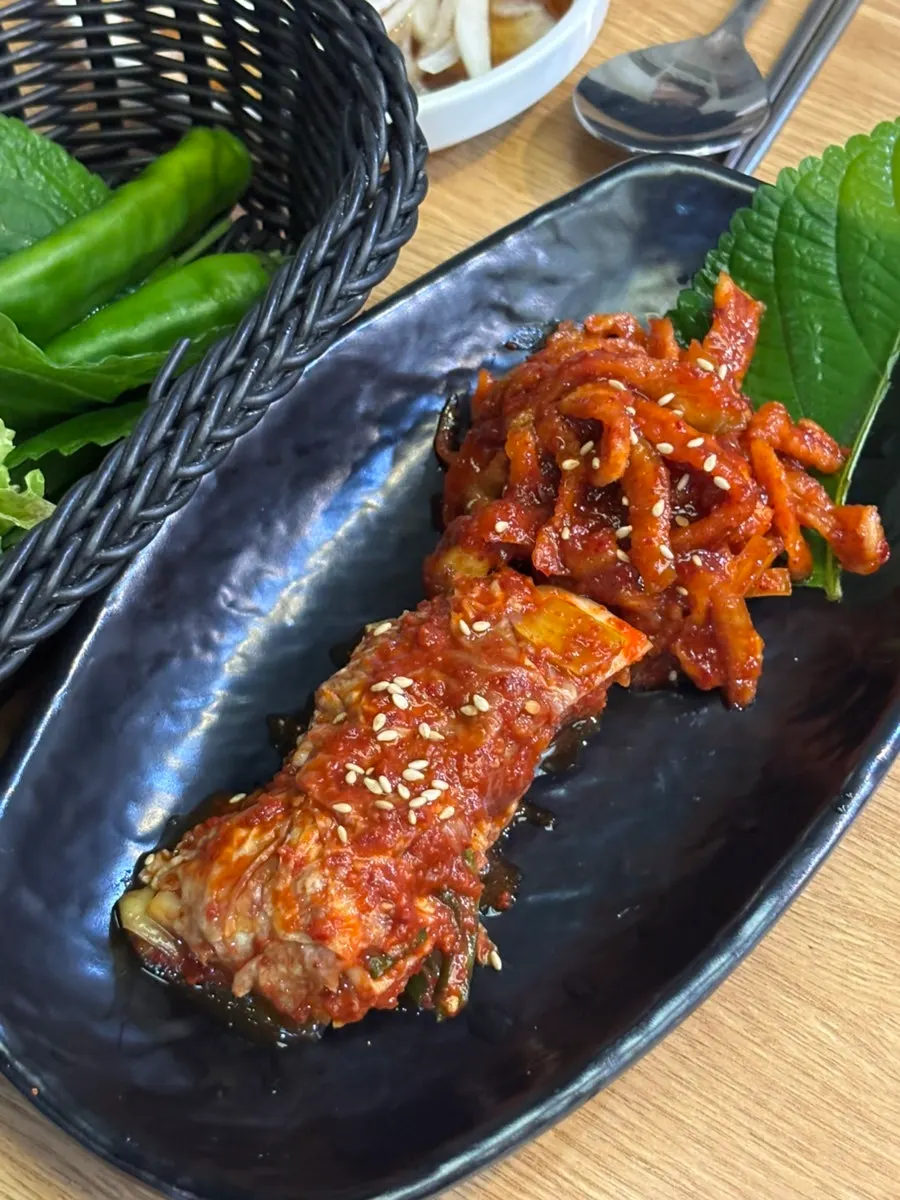 붉은 빛깔의 보쌈김치 접시