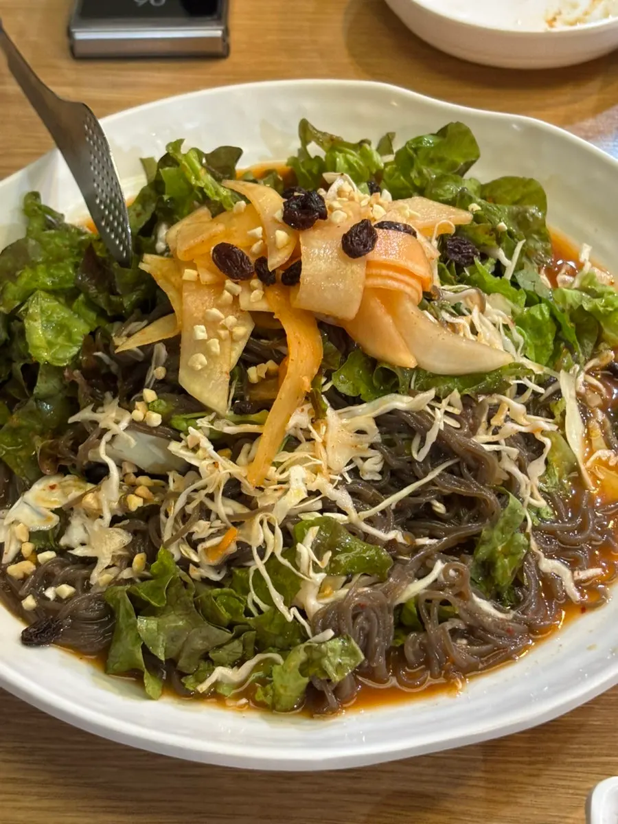 야채가 듬뿍 올라간 막국수