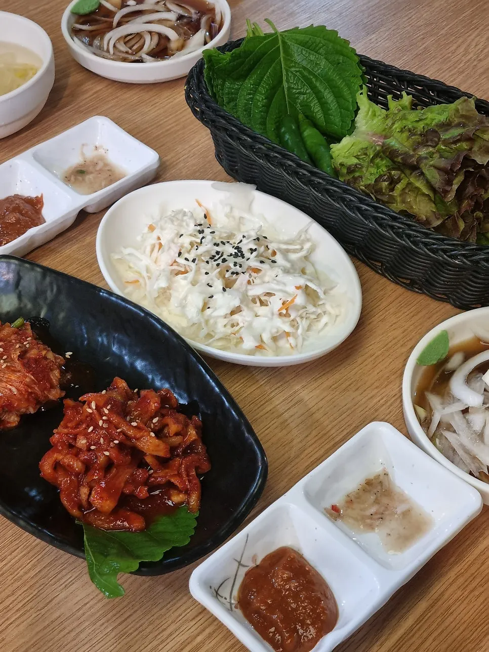 주문 후 차려진 밑반찬 상차림