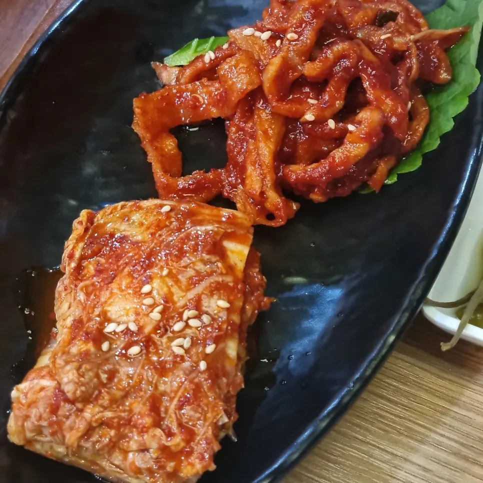 김치와 무말랭이 무침 등 밑반찬