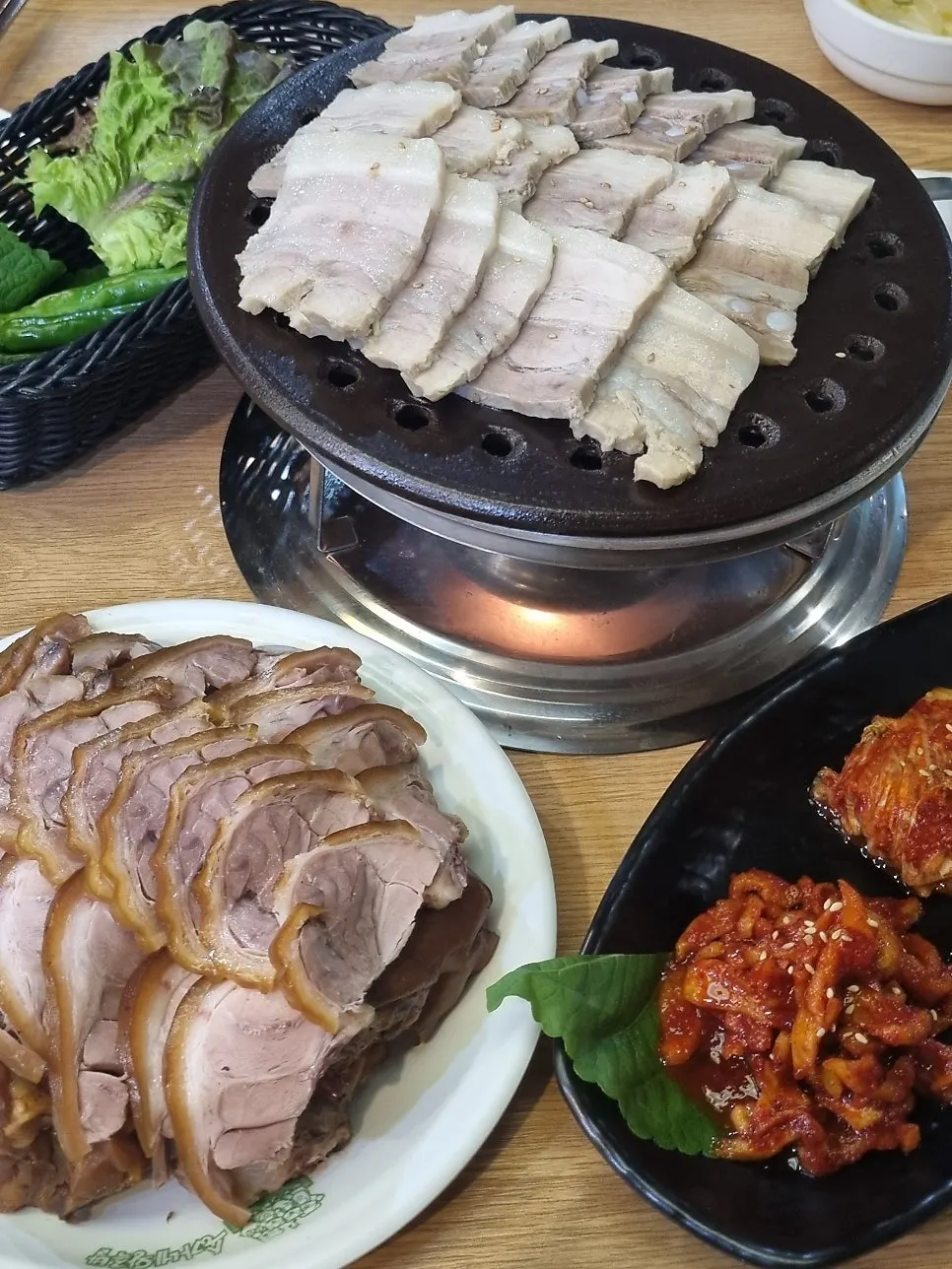 족보세트 대 사이즈가 차려진 테이블