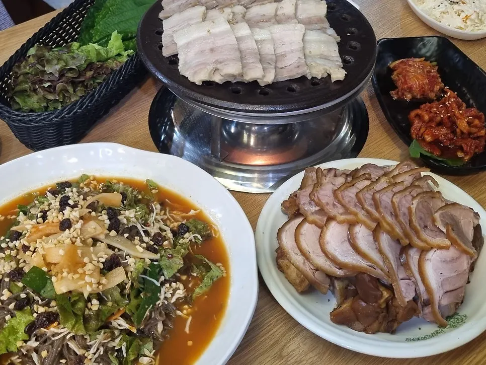 족발 보쌈 쟁반막국수가 함께 놓인 한 상