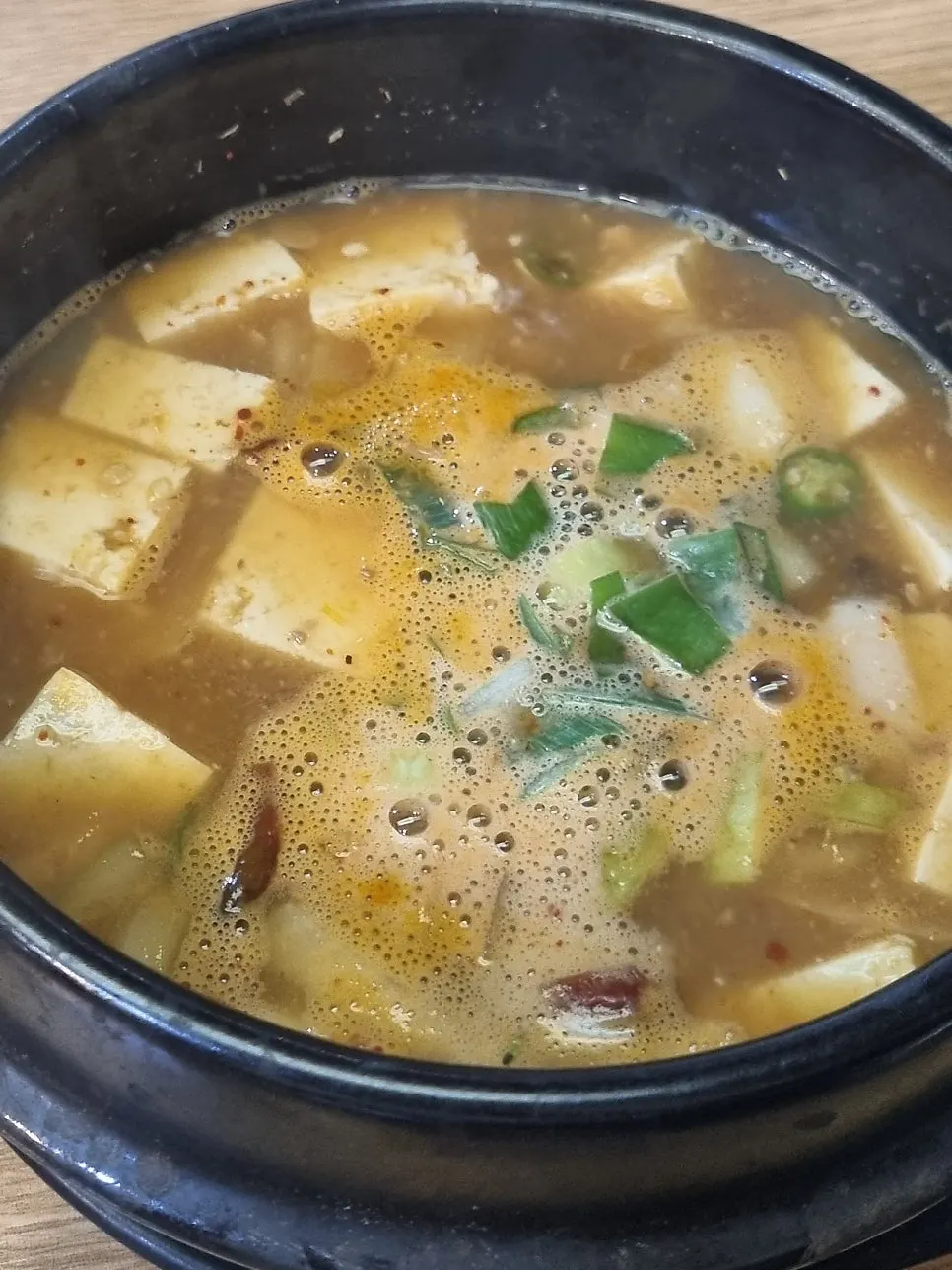 족발과 보쌈을 집어 올린 모습
