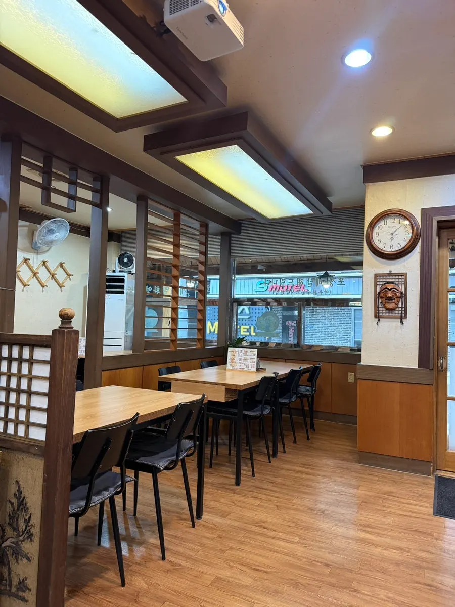 송가네왕족발보쌈 창원역점 매장 입구와 외관