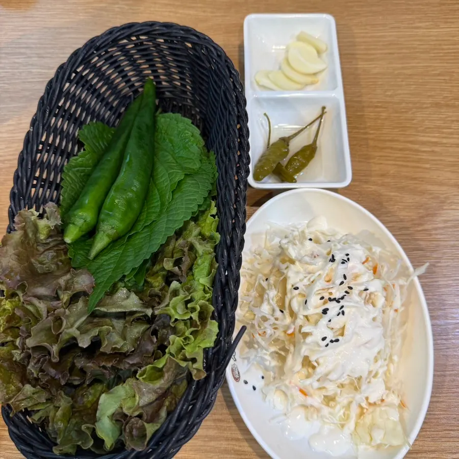 상차림으로 나온 기본 반찬들