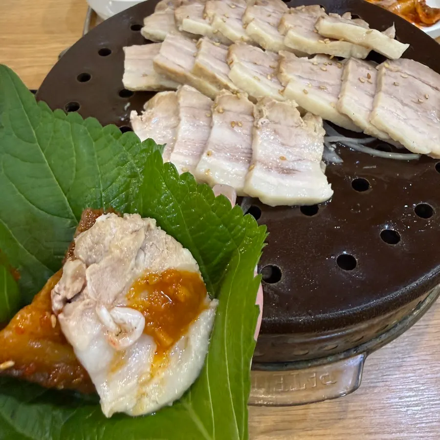양파절임 올려 먹는 보쌈 한 점