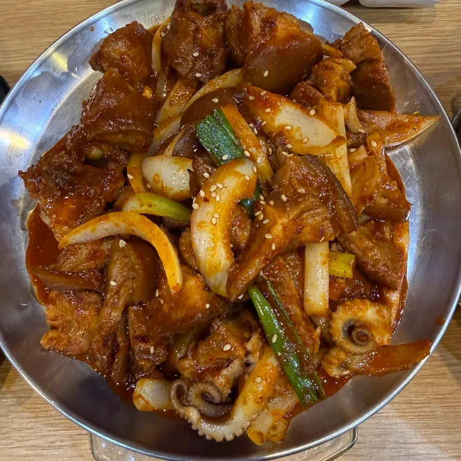 쌈에 올린 고기와 김치