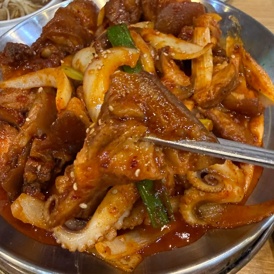 쭈꾸미가 들어간 매운족발