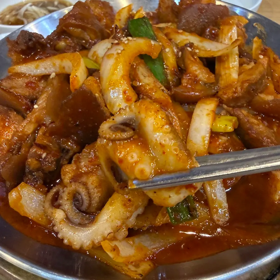 매콤한 양념이 배인 족발 살