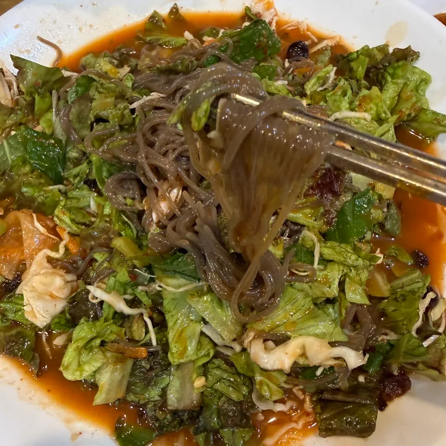 보쌈김치를 올린 고기 한 점