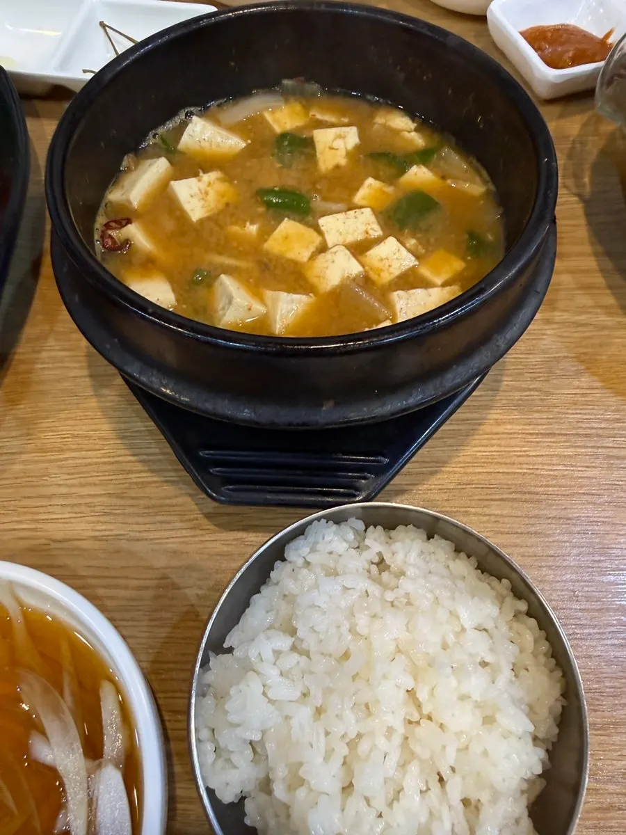 땅콩과 건포도가 올라간 쟁반 막국수