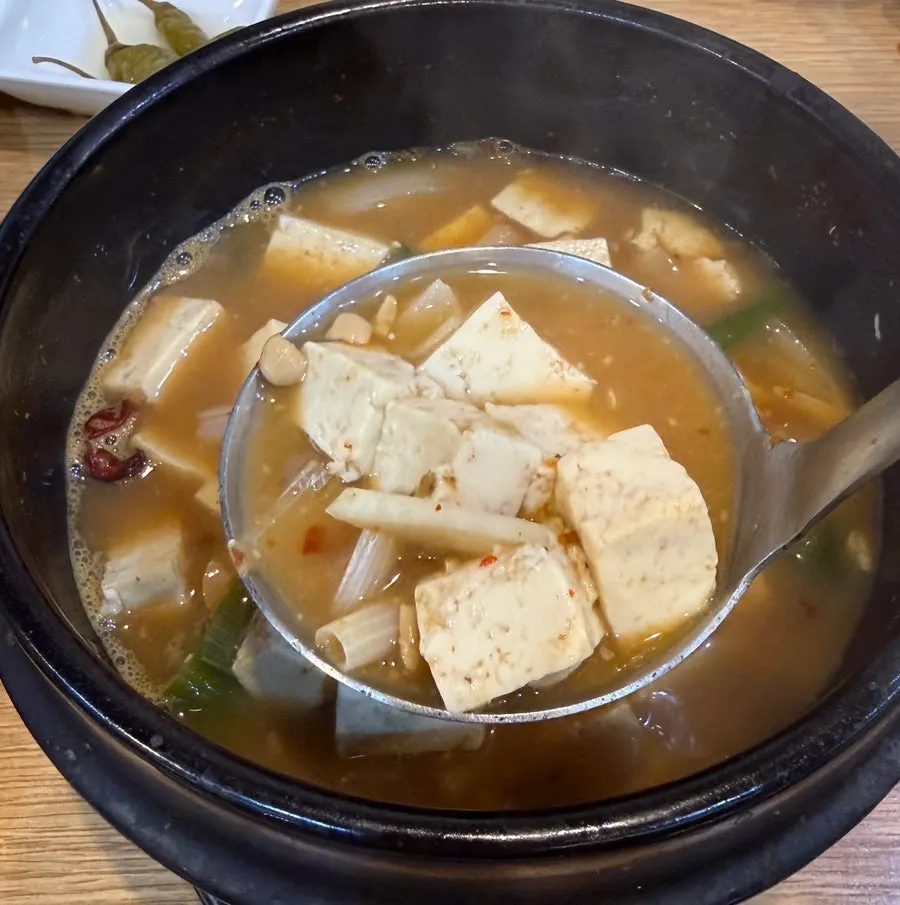 두부가 가득 들어간 시골된장 된장찌개