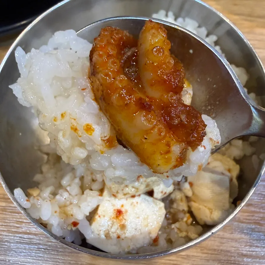 밥에 된장찌개 두부를 올린 모습