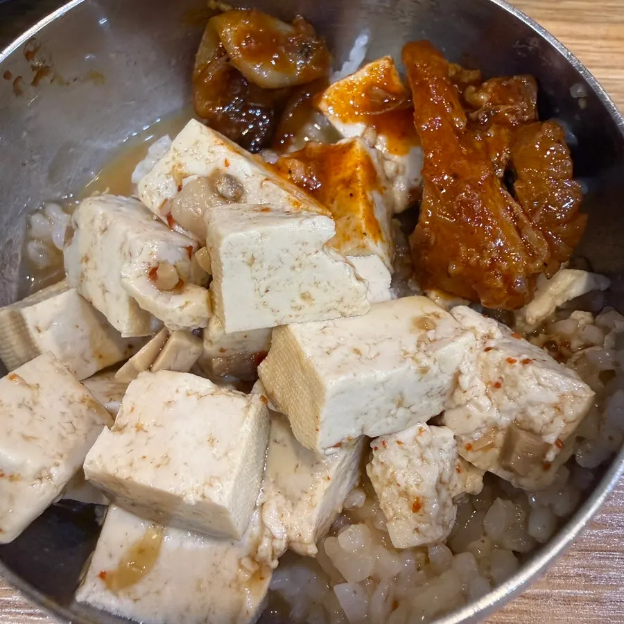 매운족발과 함께 먹는 두부와 밥