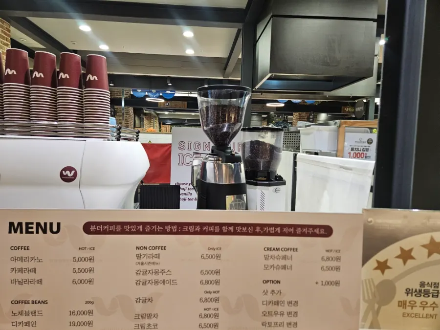 Menu board at Wunder Coffee Bar Songdo branch