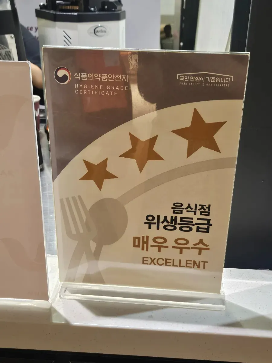 깔끔한 분더커피바 매장 내부