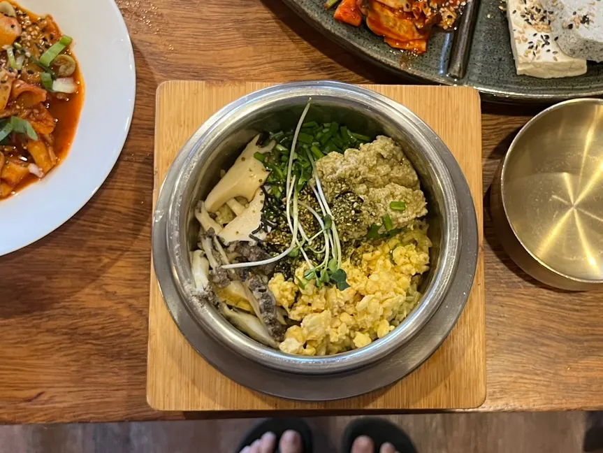 내장소스와 계란스크램블이 올라간 전복솥밥