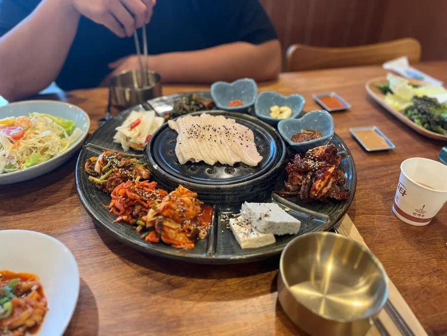 두부와 김치가 곁들여진 가브리살보쌈 접시
