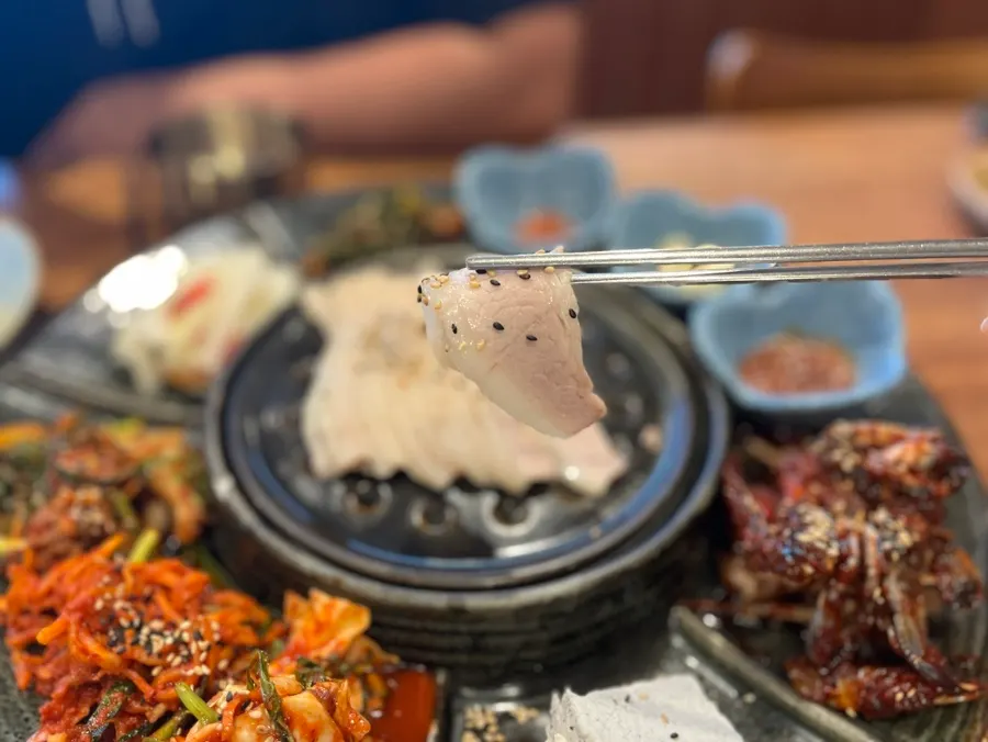 먹기 좋은 크기로 썰린 가브리살 수육