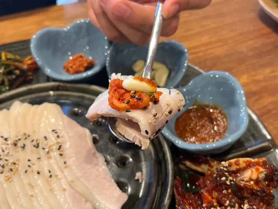 매운 무생채와 마늘을 올린 가브리살 한 점