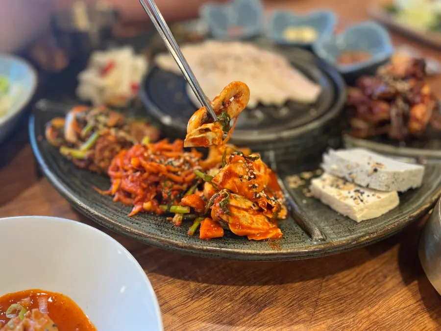 야채가 섞인 오징어초무침 반찬