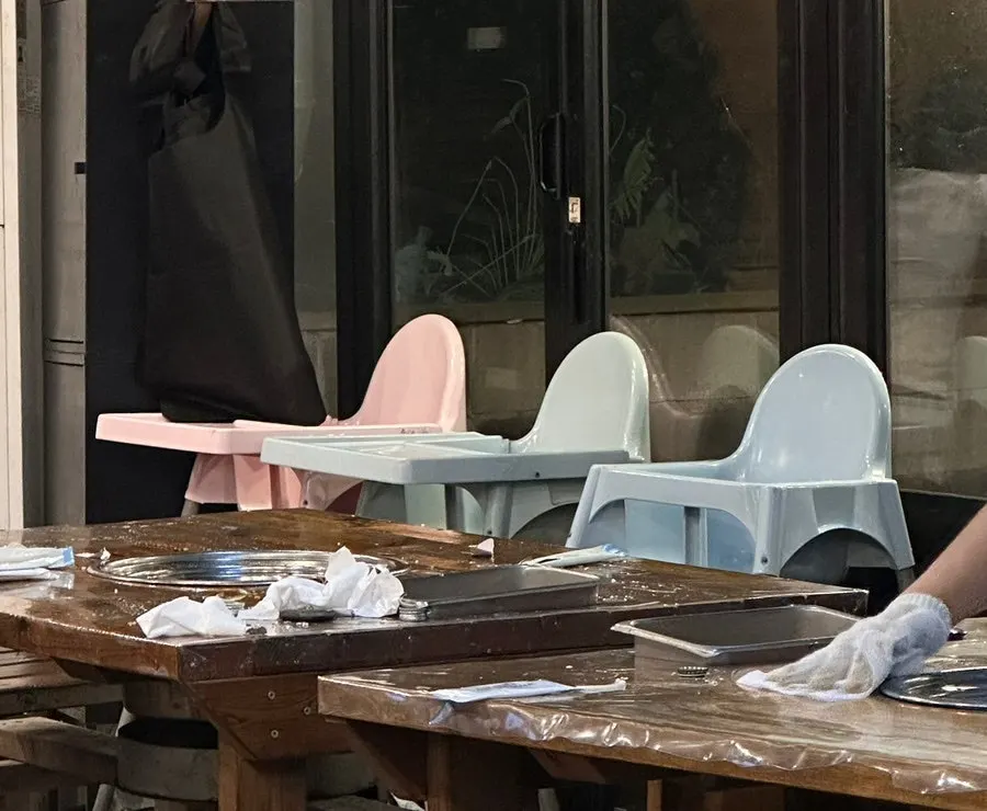 Interior with guests and high chairs