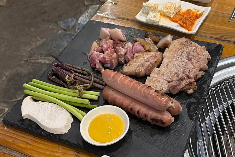 Pre-grilled meat and sausages