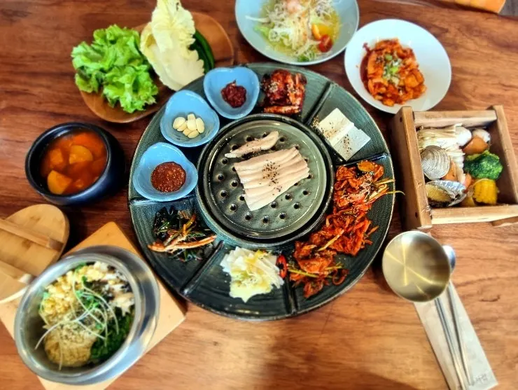 전복해물편백솥밥 한상 차림