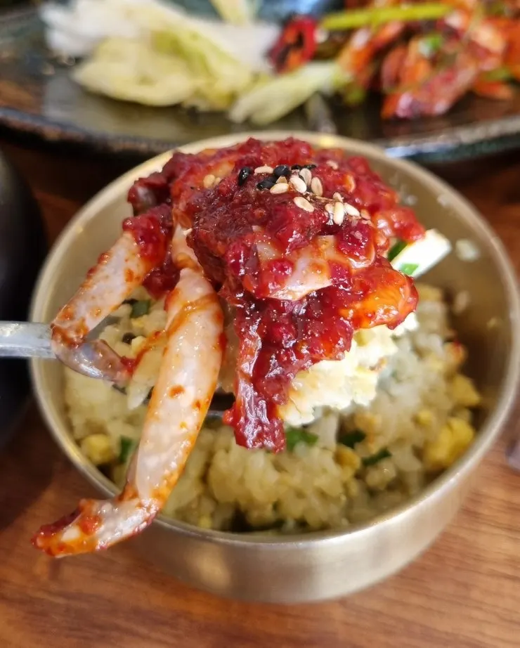 직접 담근 김치 겉절이와 양념 게장 반찬