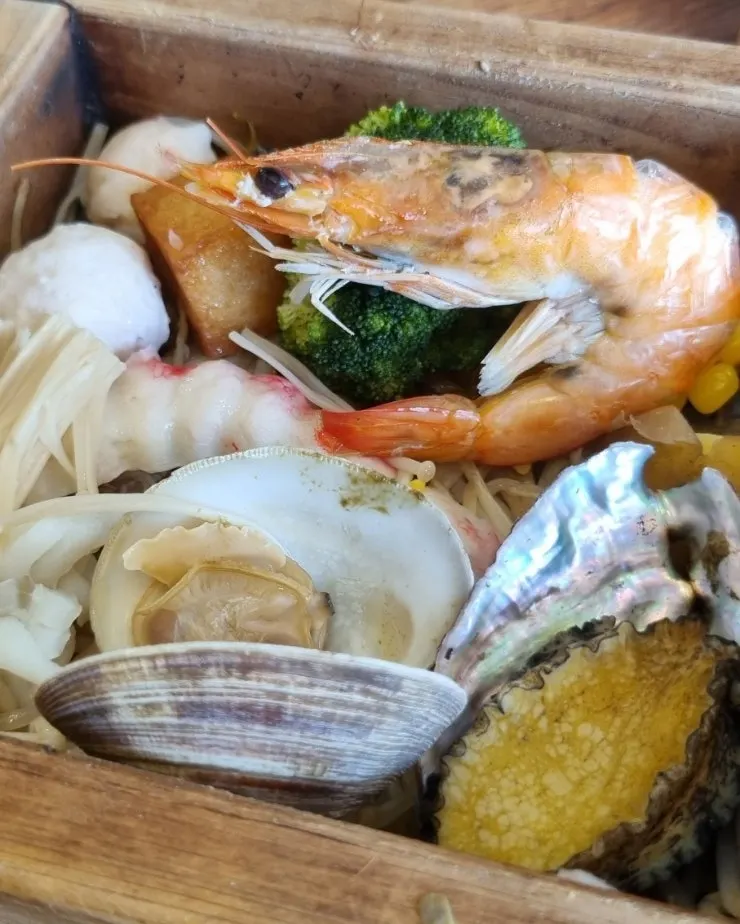 편백나무 찜기에 담긴 해물편백찜