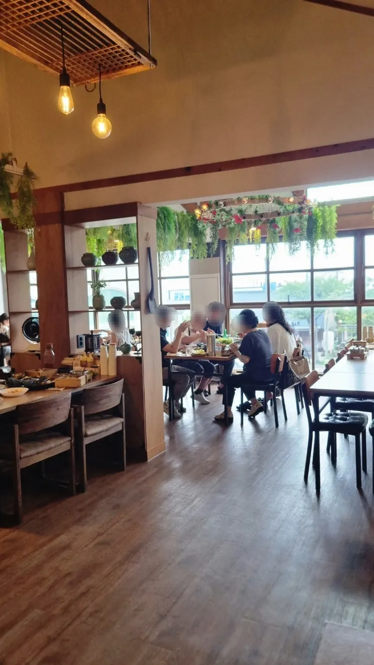 식사 중인 송정옥 한상 테이블