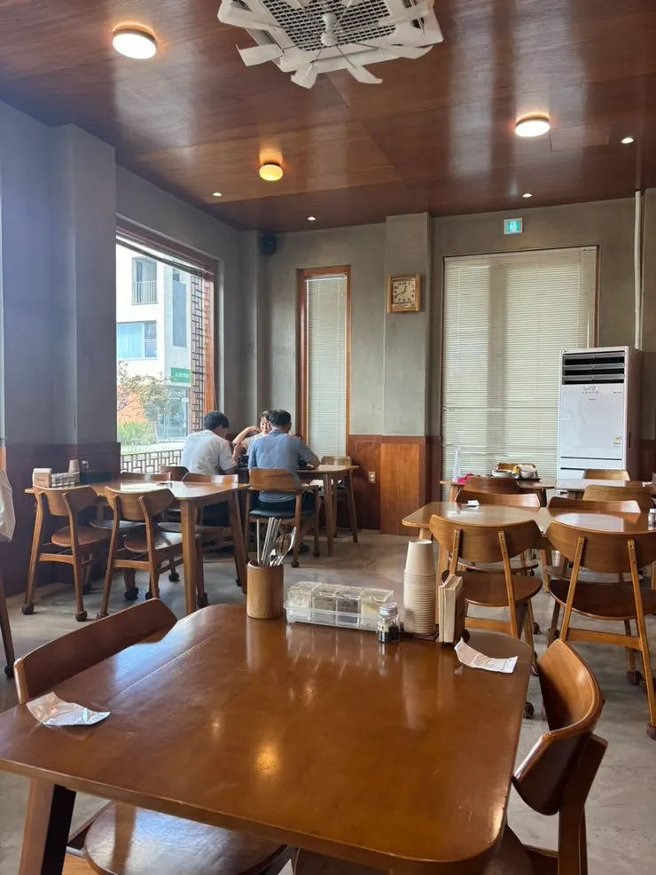 앤틱한 느낌의 복산해장 실내 인테리어