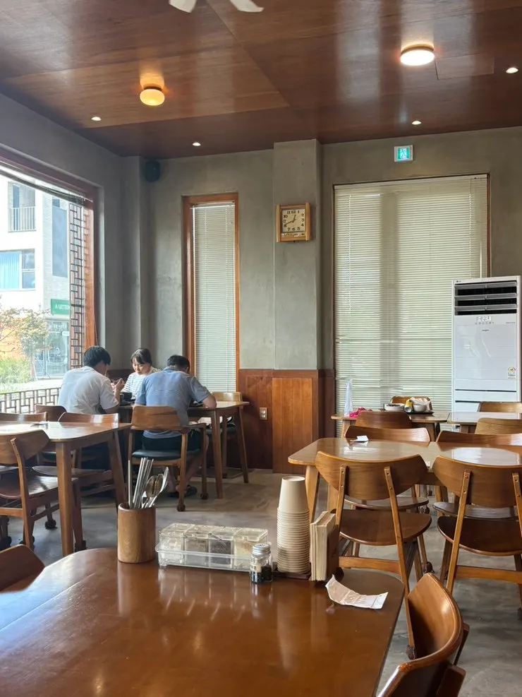 깔끔한 해장국집 복산해장 내부 소품