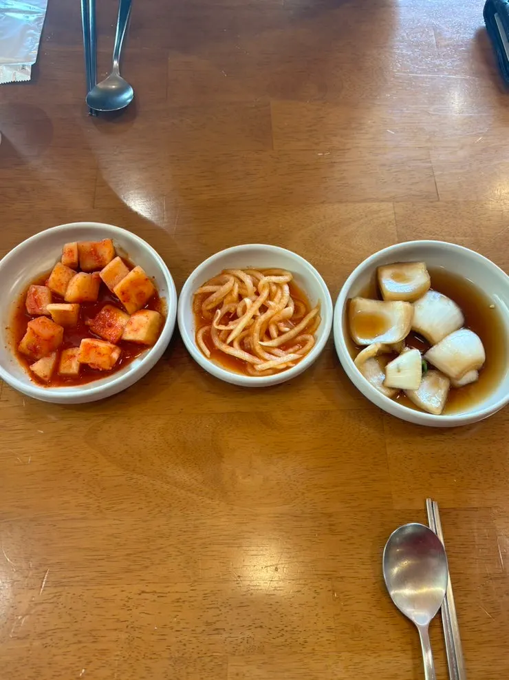 복산해장 밑반찬 세 가지 상차림