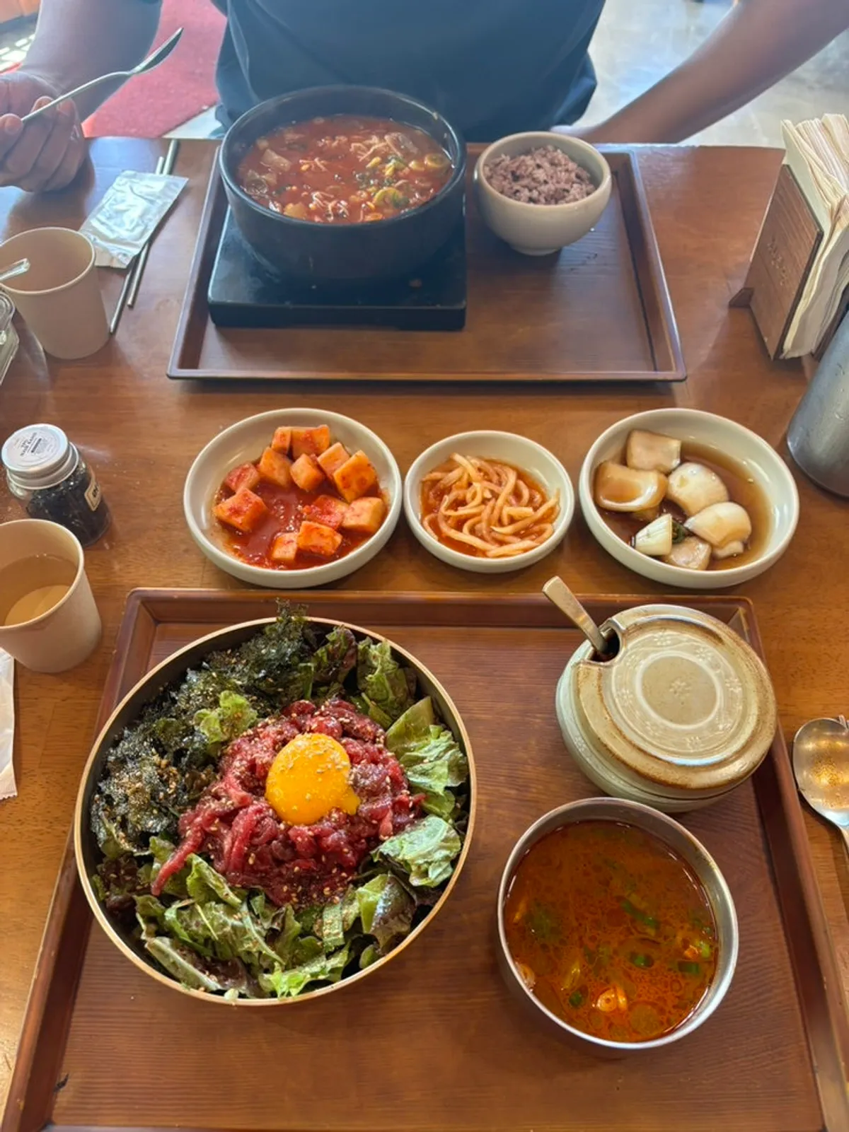 윤기 나게 비빈 복산해장 육회비빔밥