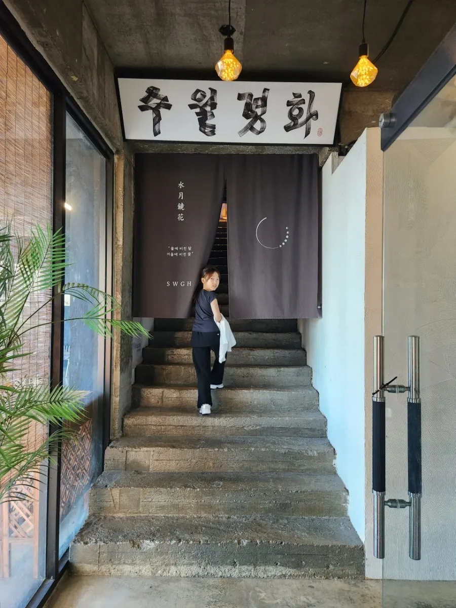 Stairs leading to Suwolgyeonghwa on the fourth floor