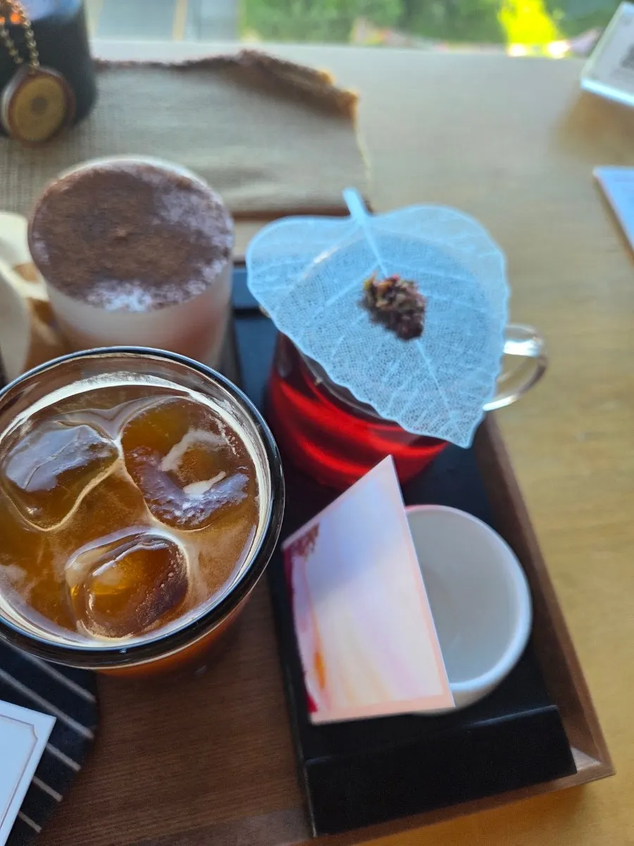 Dalbodeure Box served with drinks