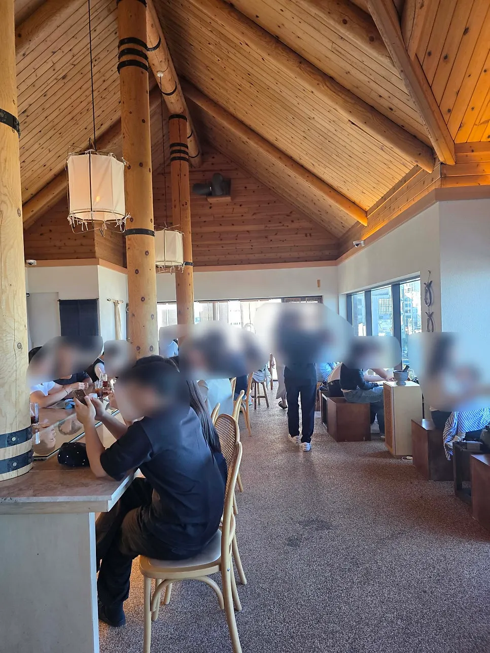 창가석과 바테이블이 있는 4층 좌석