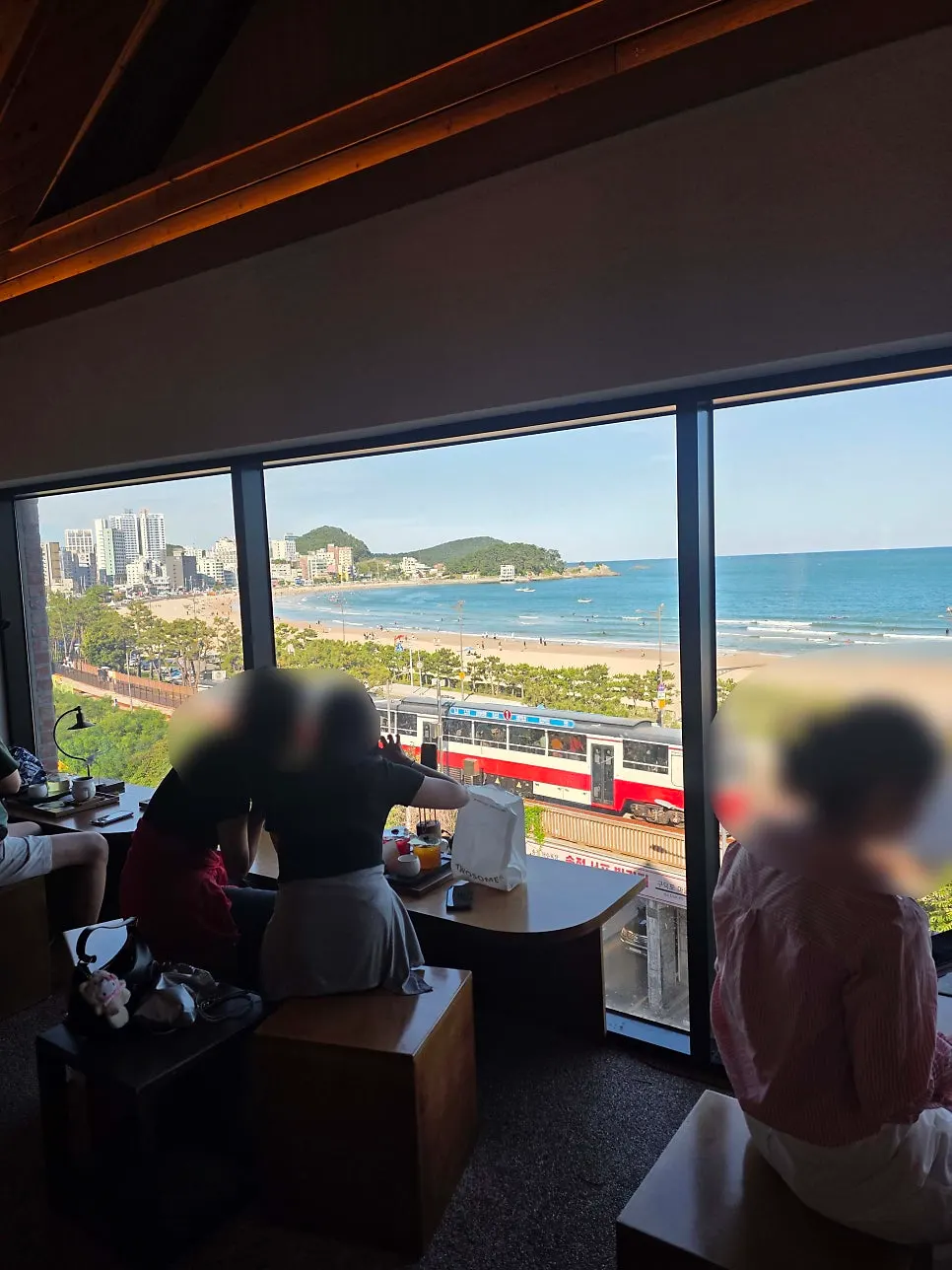 통창 너머 송정 바다와 좌석 풍경
