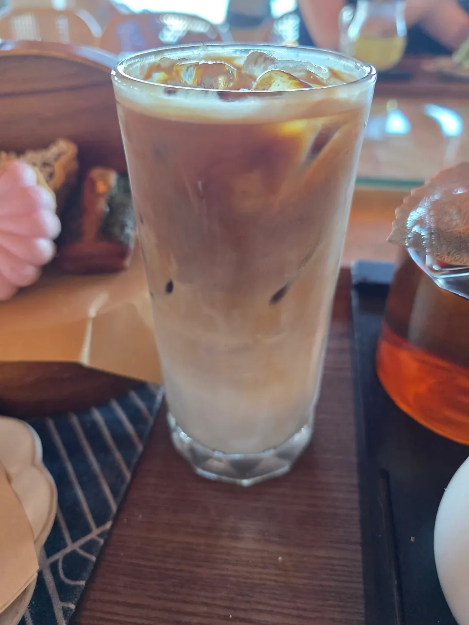 찻잔에 담긴 루이월주차