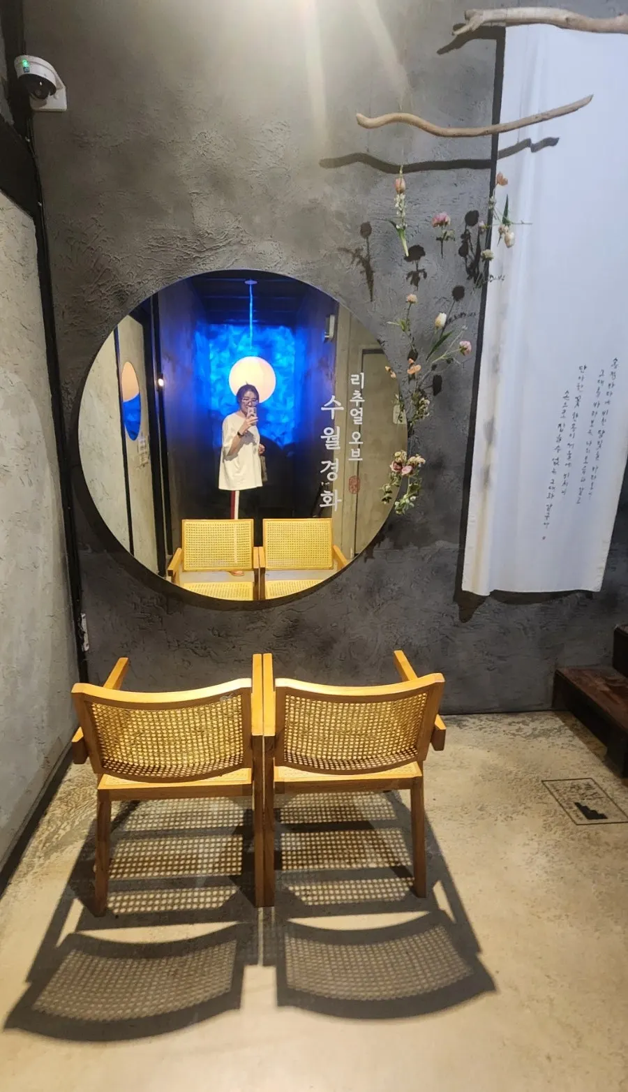 Interior of Suwolgyeonghwa with wooden pillars