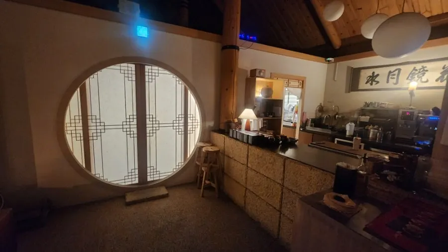 Songjeong's night sea seen through the window at Suwolgyeonghwa