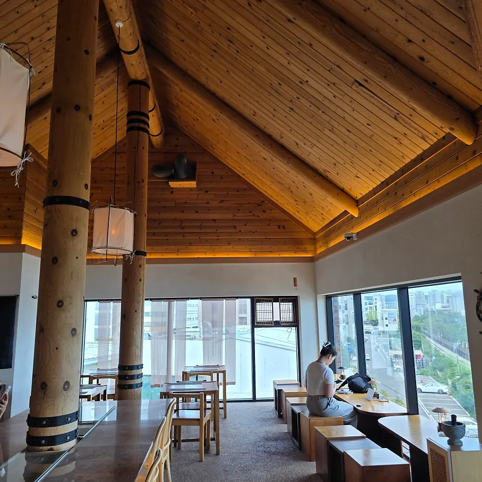 Photo taken at the window seat at Suwolgyeonghwa with an ocean view