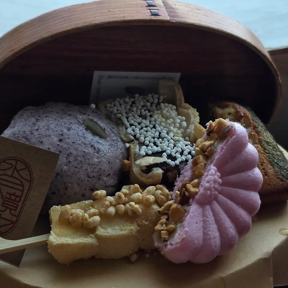 The Dalbodeurae dessert box served in its box
