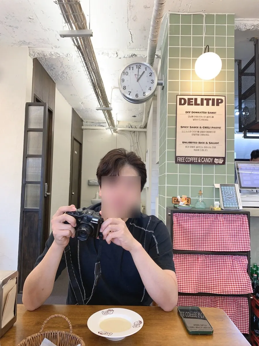 창가 자리에 앉은 남자친구