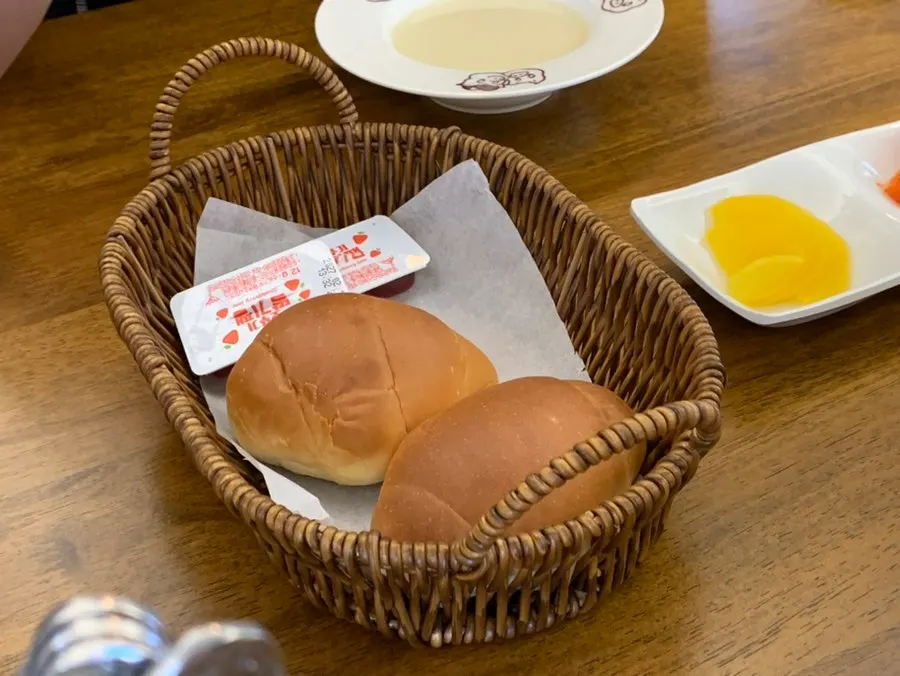 테이블에 놓인 수저와 기본 세팅