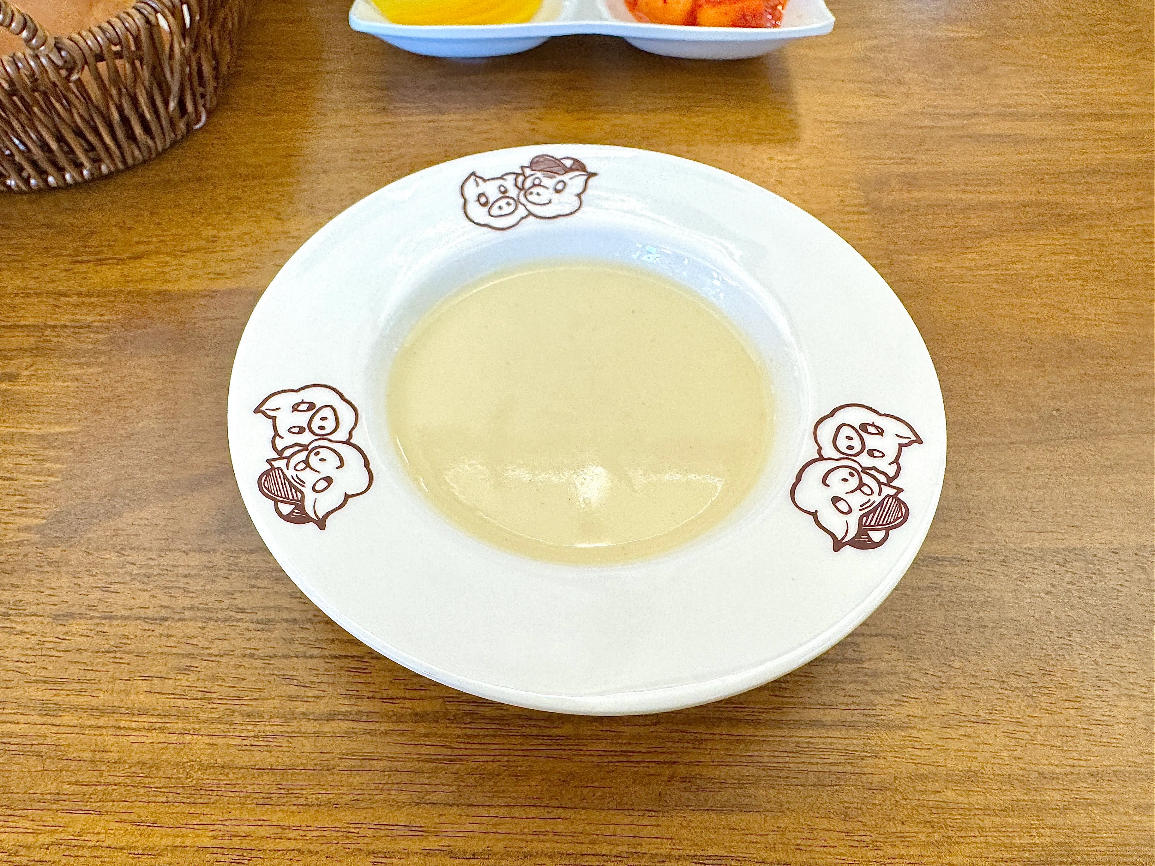 크림 스프와 모닝빵 식전 세팅